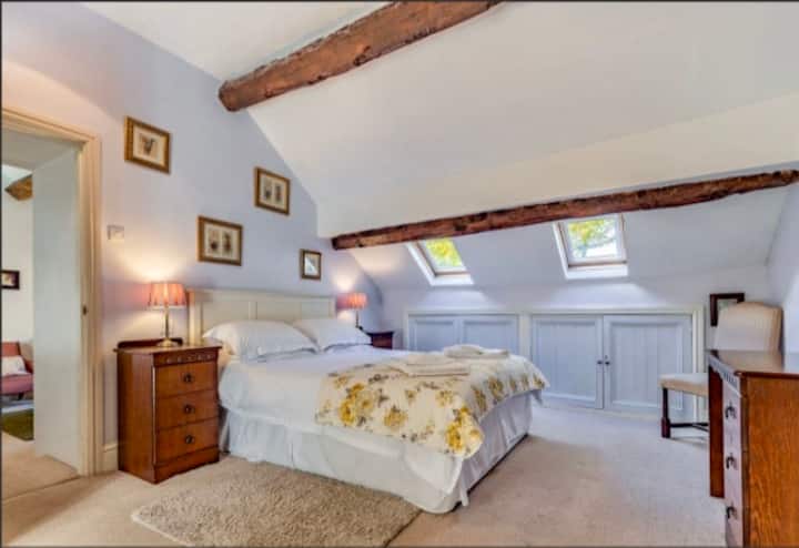 Смирена и убава спална соба со удобен брачен кревет.