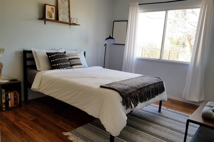 Chambre bleue : matelas en mousse à mémoire de forme Queen Size et sélection de livres