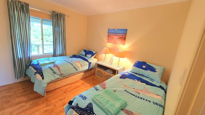 Dy krevate tek në dhomën e tretë të gjumit, me një dyshek rezervë tek.