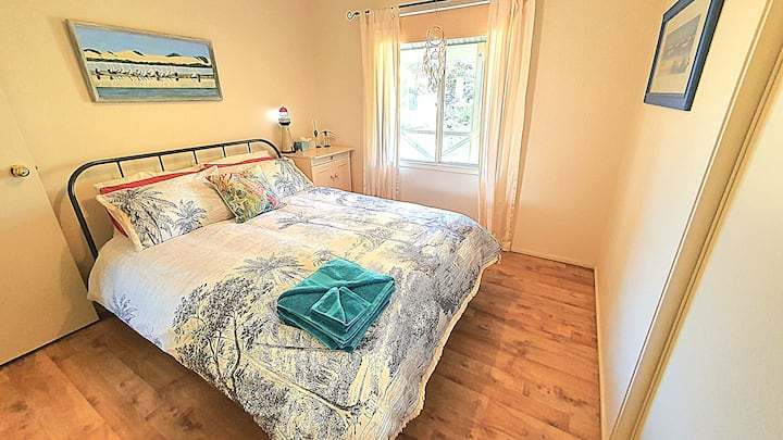 Krevat i rehatshëm me madhësi dopio "queen" në dhomën e dytë të gjumit.