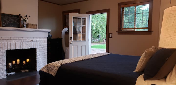 Krbová miestnosť - súkromný východ na skoré rána alebo neskoro večer s výhľadom na ovocný sad.

[prenosná klimatizácia na leto, odstránená počas iných ročných období]