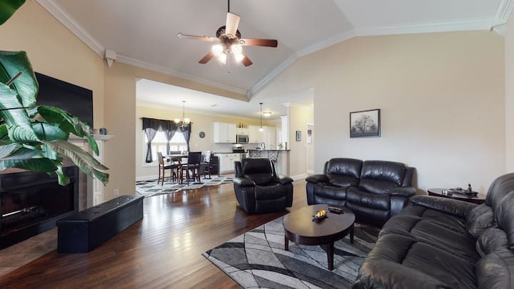Your Home Away From Home (Entire House) - Clarksville, TN