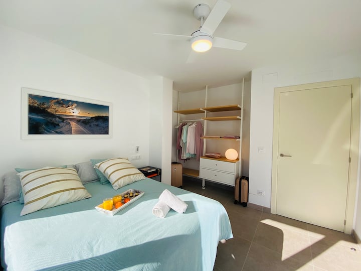 Chumba kikuu cha kulala kilicho na kabati na feni.
Salama ya kiti cha magurudumu.