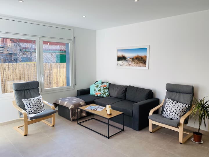 Sofa inaweza kubadilishwa kuwa kitanda cha watu wawili.