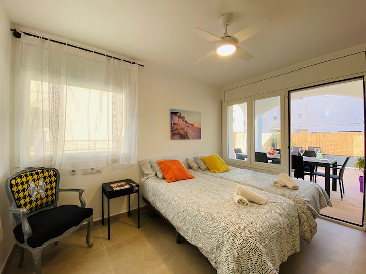 Chumba # 2. Kiti cha magurudumu salama.
Shabiki na kabati.
Ufikiaji wa moja kwa moja kwenye mtaro.
Vitanda 2 vya mtu mmoja ambavyo vinaweza kuwekwa pamoja.