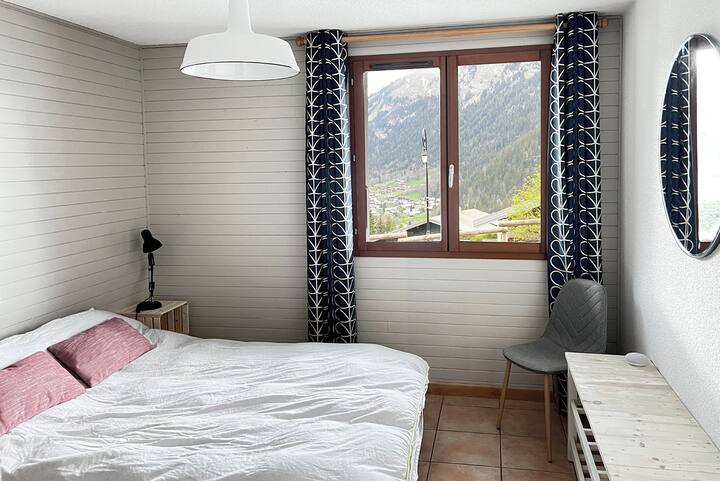 مزدوج في الطابق السفلي مع إضاءة تصميم ومرآة كبيرة ومناظر خلابة