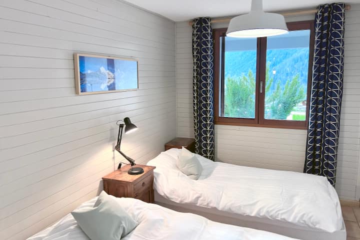 غرفة عائلية في الطابق السفلي مع غرفة مزدوجة / مزدوجة وغرفة بطابقين