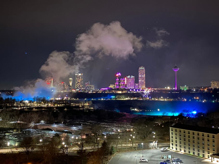 Airbnb Deluxe King Room in the Heart of Niagara Falls