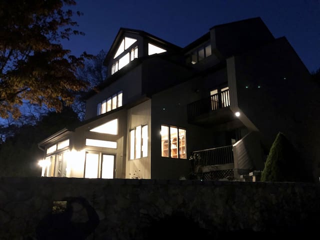 Westerly Villa with Spectacular Views gallery image 3