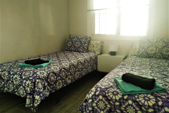 غرفة 2 تضم سريرين فرديين
غرفة نوم 2 تضم سريرين مزدوجين