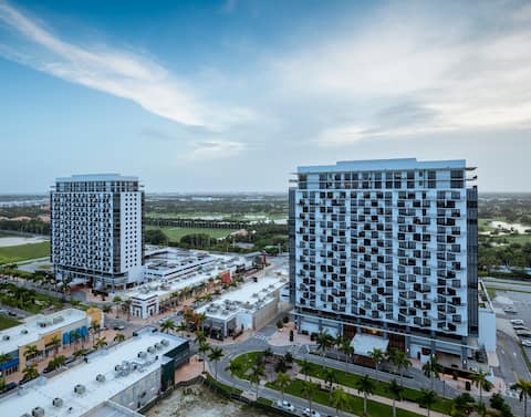 Luxurious 2B/2B w/ Kitchen+Washer/Dryer+Balcony!