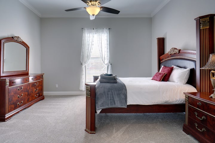 Primera espaciosa suite tamaño king/con baño contiguo