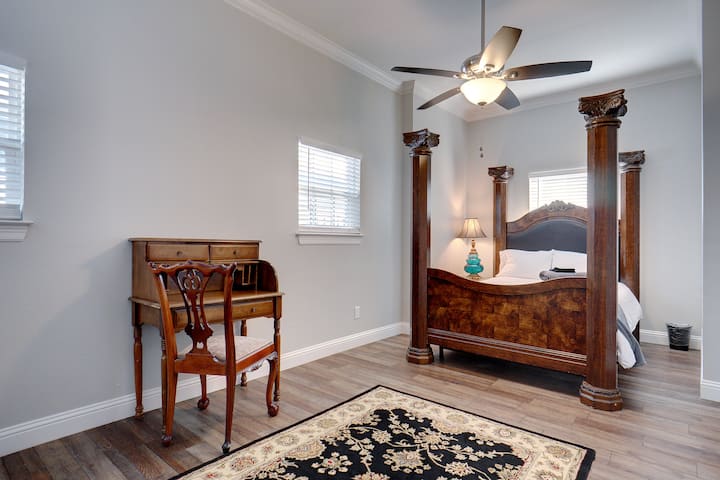 Otra habitación de antigüedades Queen con escritorio