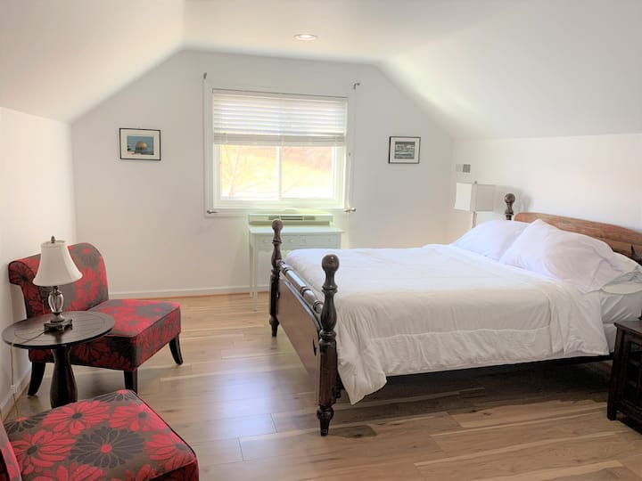 Room 1 with Queen bed, Upstairs