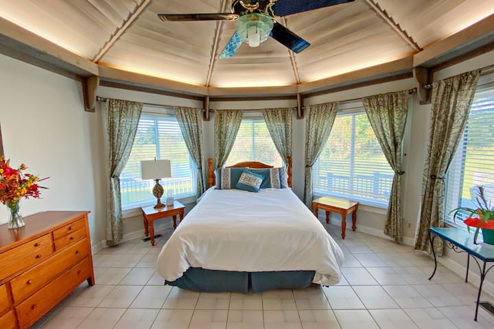 Room 2 with Queen Bed