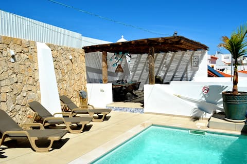 Imóvel de sucesso: Beach-style holiday-home in old village-center em Ferragudo