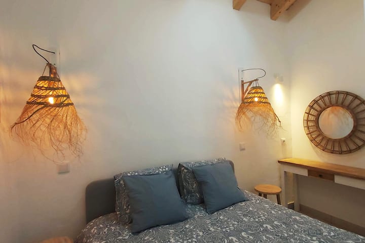 Dormitorio, cama tamaño queen (160 x 200 cm).