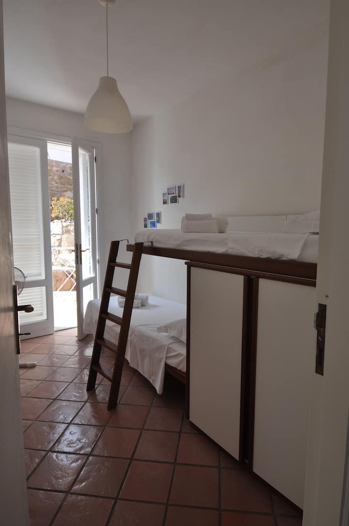 Втора спалня с две единични легла и достъп до втората тераса