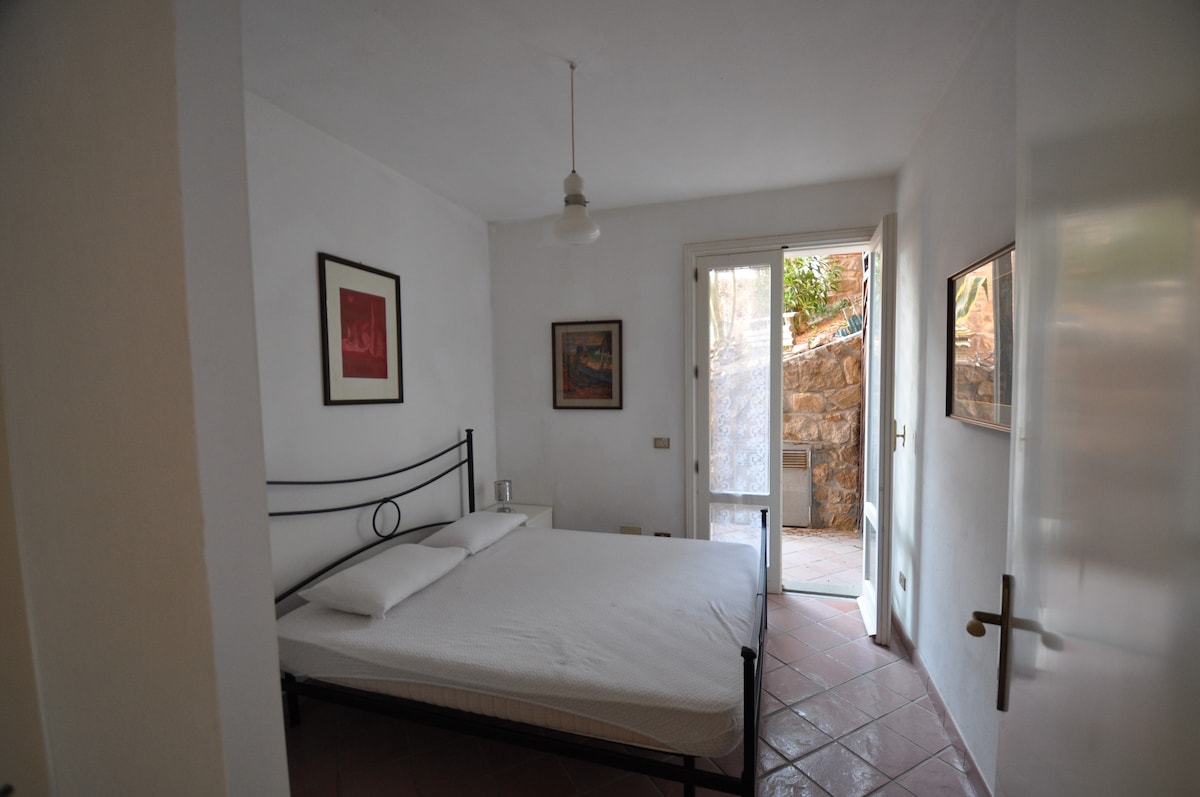 חדר שינה זוגי עם עיצוב משופץ - גישה למרפסת השנייה