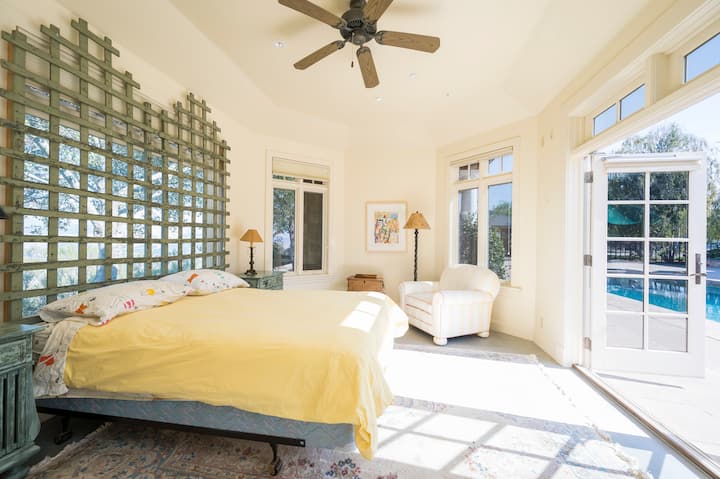 Pool House Bedroom. Queen size bed