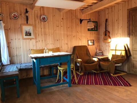 Small apartment in Breb's Cosy Barn green garden