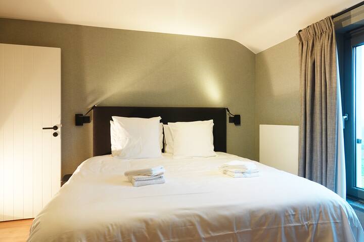 1 spálňa s manželskou posteľou 180 x 200 - 15 m ²
1 spálňa 2 jednolôžka 90X200 - 15 m ²
1 sprchovňa, 1 samostatné WC
Nová posteľná bielizeň s paplónom a vankúšom
Posteľná bielizeň a uteráky od Witte Lietaer