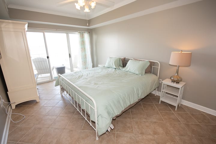 Главна спална соба со прошетка до тремот, директно на заливот! 