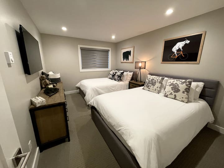 El segundo dormitorio cuenta con una cama tamaño queen y una cama doble, perfecta para grupos y familias.