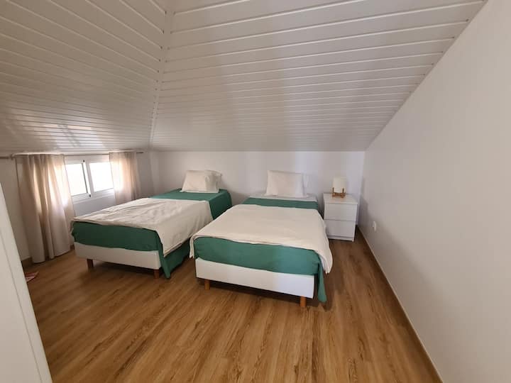 Quarto com 2 camas / Chambre avec deux lits simples