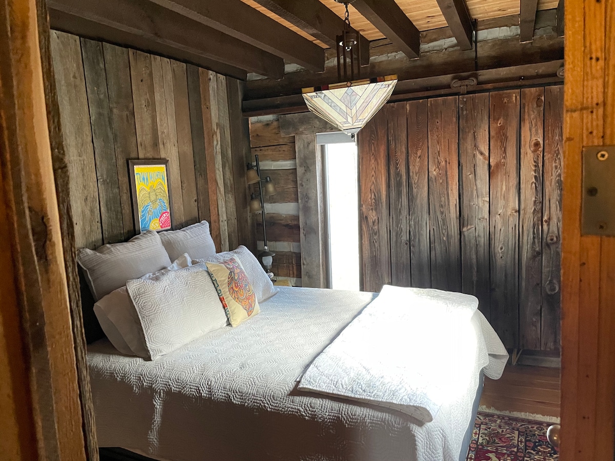 Lodge: 1st floor private bedroom, queen bed and closet, just off the family room