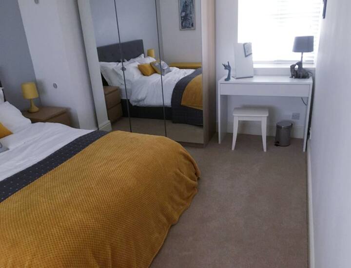 Има многу стилски простор за складирање во главната спална соба со два аспекта.