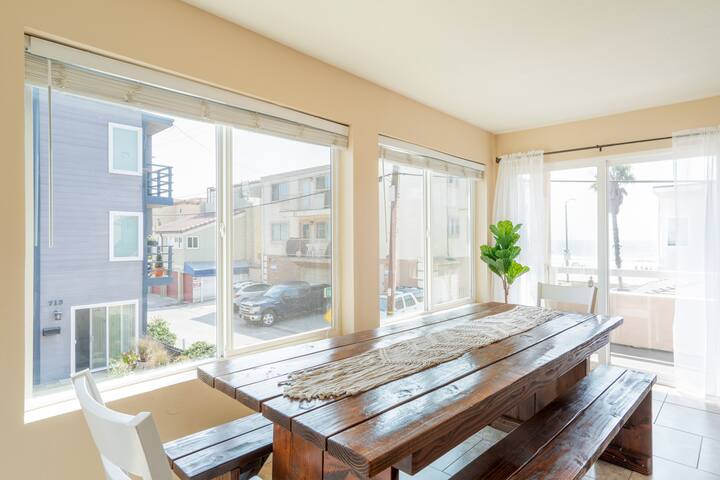 Beachside Retreat! Walk to beach! Entire Duplex! gallery image 4