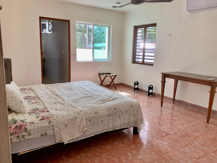 Glavna spavaća soba s bračnim krevetom (širine 180 - 200 cm)