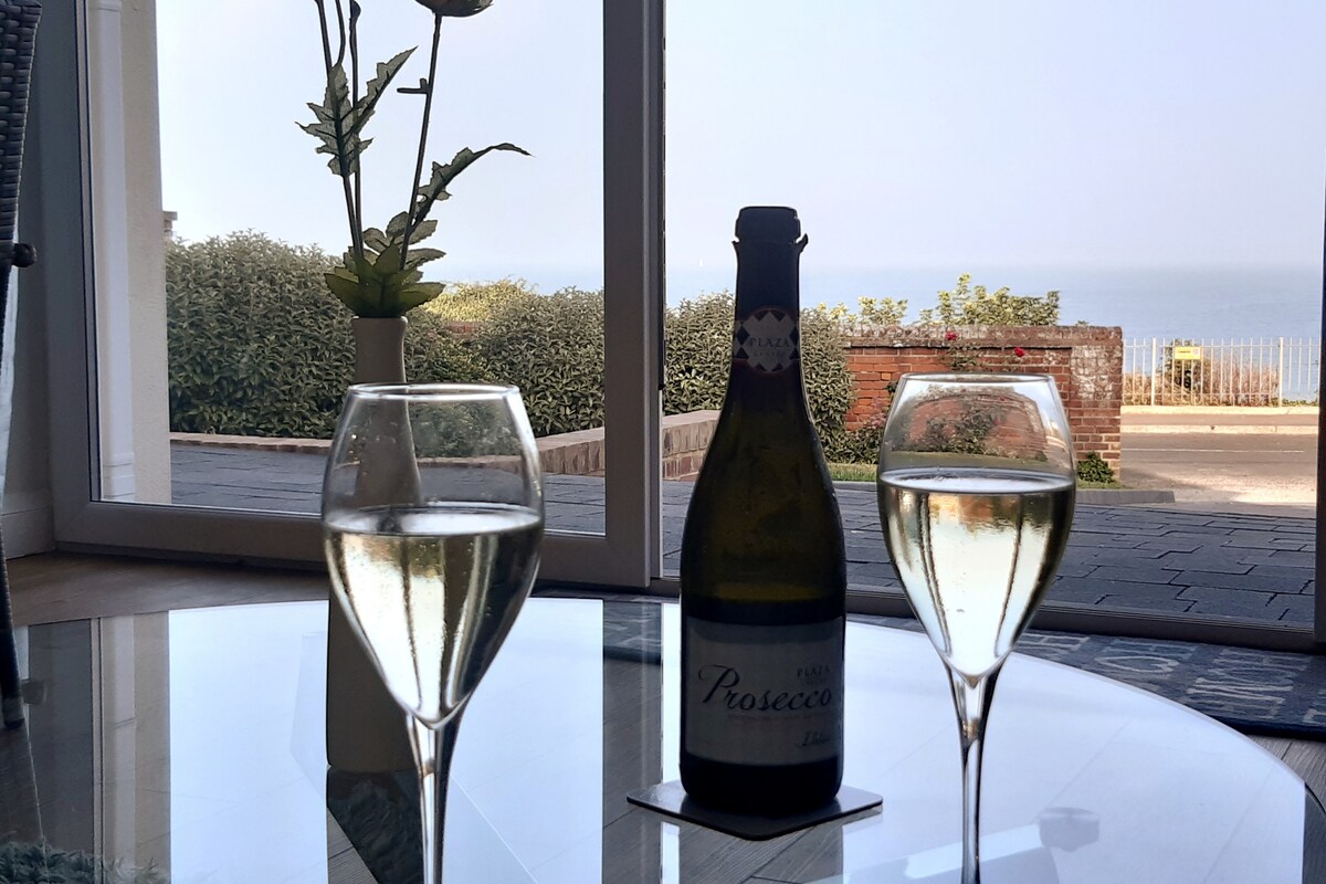 Top Airbnb: Beachfront Apartment, views of award winning Beach in Broadstairs And St. Peters