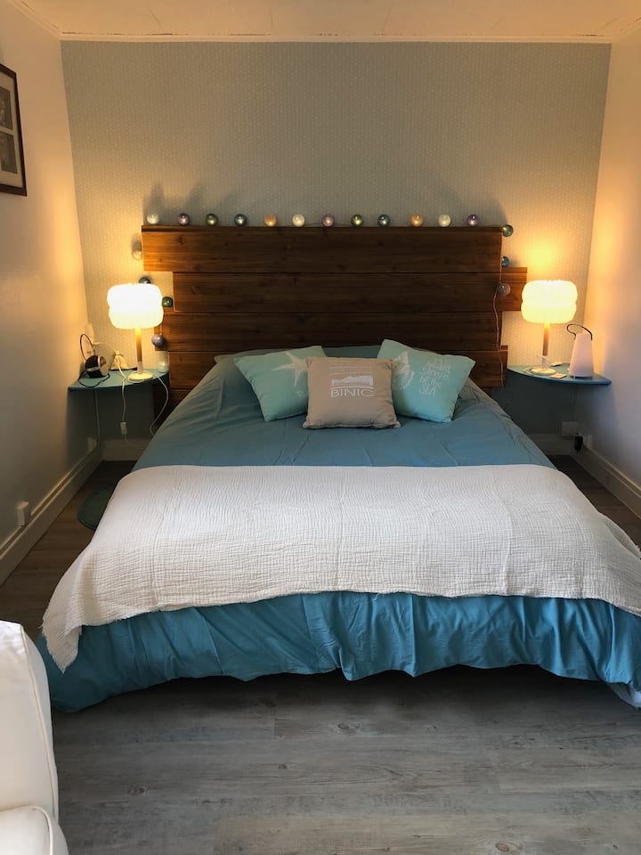 Მთავარი საძინებელი, საწოლით 140X190. Ეს ოთახი გამოირჩევა ბაღისა და ზღვის ხედებით. Მზე დილით...