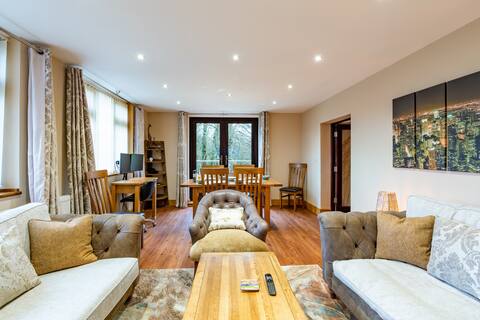 High-spec apartment, river views