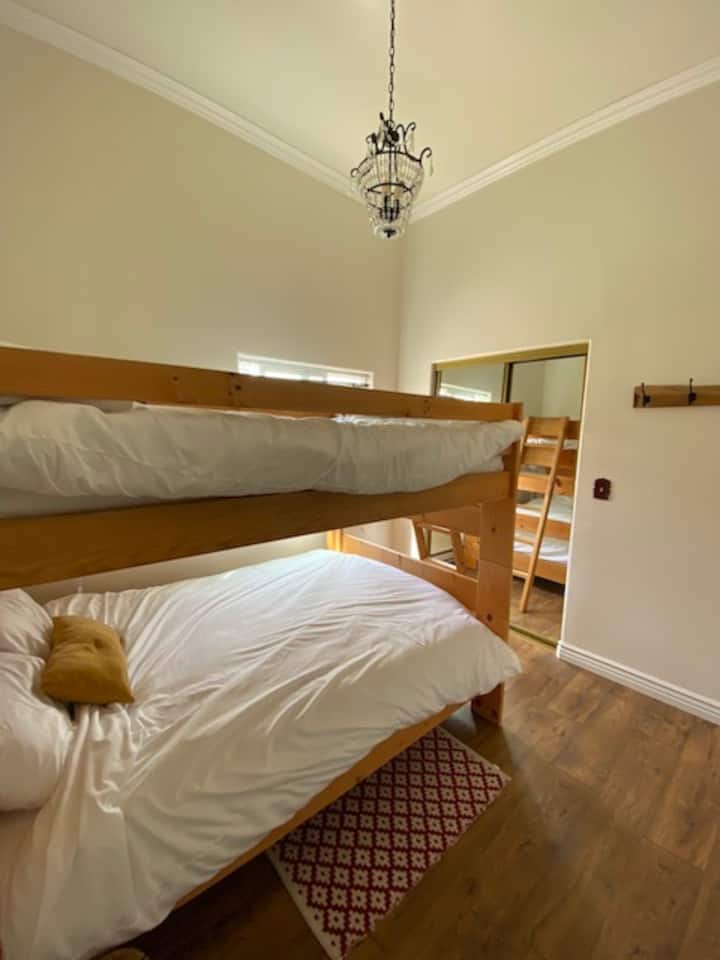 غرفة نوم إضافية مع أسرّة مزدوجة. 

غير مصور: يتمتع السرير العلوي بإطلالة مباشرة على جبل غالينا. 