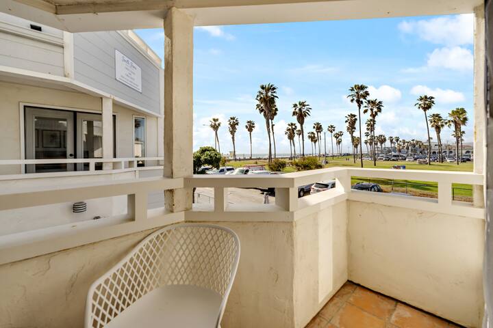 Luxe Ocean View Home w Parking -Sleeps20 -South MB gallery image 2