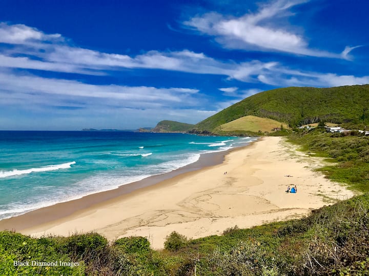 Sand on Blueys Beach - Dogs welcomed! 3 Bedrooms