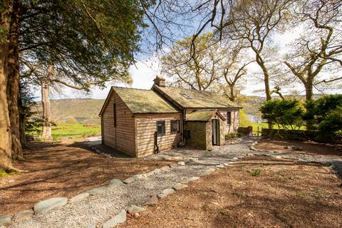 Converted Chapel, lake access, pet friendly
