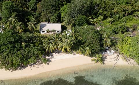 Villa Zananas, by the sea