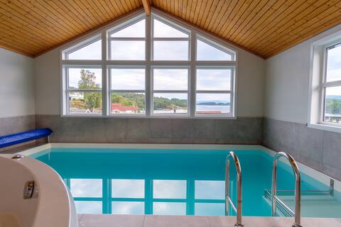 Views, ocean, pool, sauna, hot tub, and boating