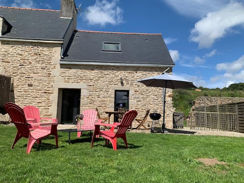 Successful Airbnb property: Charming cottage among horses in Plonéour Lanvern