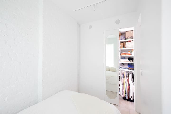 خزانة غرفة النوم الثانية