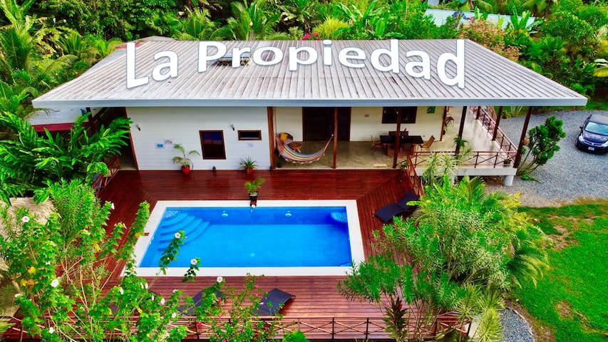Entire home with 3 bedrooms in Southern Caribbean Coast - El Canto de las Aves, private pool and Fiber Wi-Fi