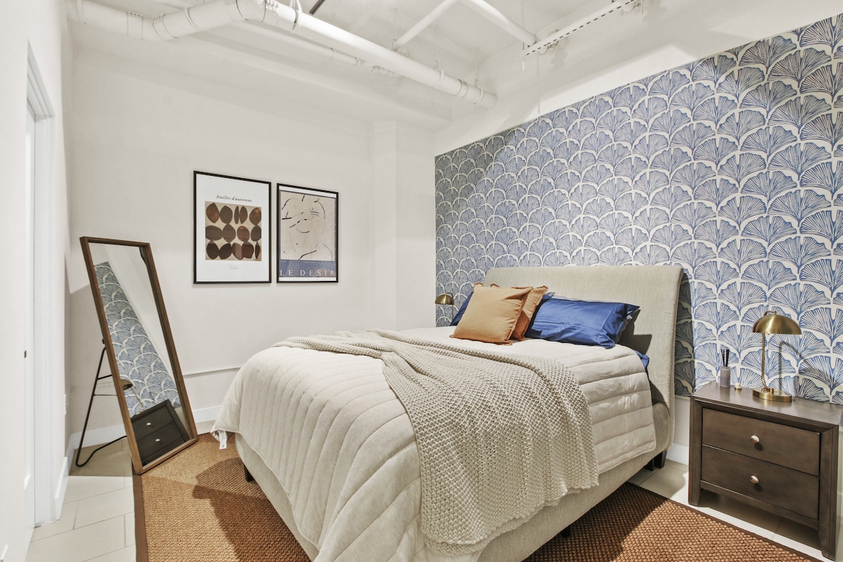 ห้องนอนใหญ่มีเตียงควีนไซส์