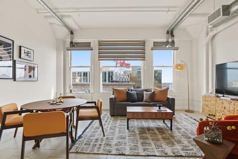 Top performing Airbnb: Luxury Top Floor DTLA Condo w/Pool *Free Parking* in Downtown