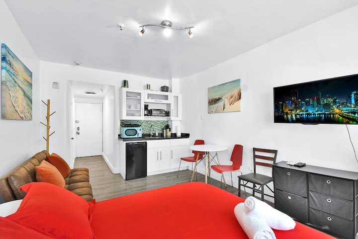 Beach Studio @ One Block To The Beach - Miami Beach, FL