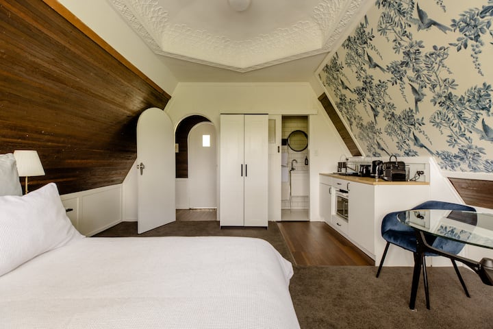 Potkrovlje je manje od dva apartmana i nalazi se na najvišem katu Fairy Housea.