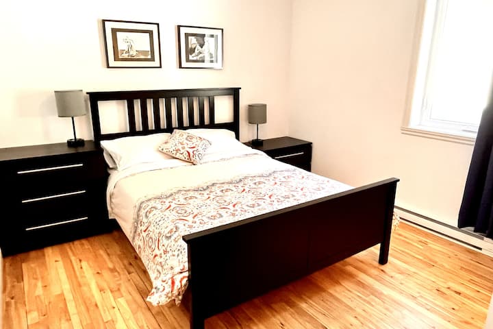 Dhoma e gjumit #1 (në katin kryesor)
Krevat dopio "queen"
Banjë më vete
Derë 32" ♿️

Dhomë gjumi në katin përdhes #1 
1 krevat dopio "queen"
Banjë më vete, dush në qoshe 36 inç
Dera e dhomës së gjumit 32" ♿️